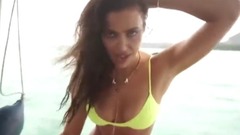 伊莲娜下海拍写真 遭水中生物袭击娇呼不断