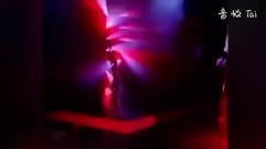 意女郎紧身皮衣大秀热舞 纤腰扭动柔若无骨