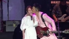 超闪!李荣浩演唱会同台强吻女友杨丞琳