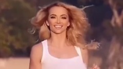 英超女神奔跑中爆乳激荡 真空春光若隐若现