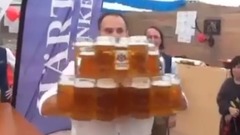 Сильный официант