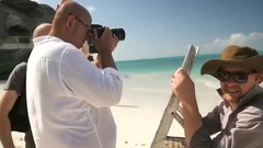 克丽丝·泰根尝试铆钉比基尼 岩石海水景致相得益彰