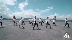 <one call away>白衬衣搭配蓝天,实在是赏心悦目