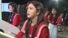 Yeri投篮一结束 Irene就马上过來玩