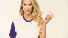 性感女郎拍摄棒球写真 浑圆双峰太具杀伤力