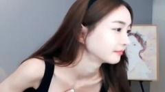 性感主播竟然还羞涩遮胸 可惜身材早已一览无遗