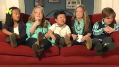 侏儒夫妻连生两个矮孩子,又收养三个外国侏儒孩子