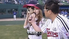Jessica First pitch May 11, 2012 LG棒球开球