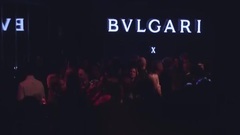 张俪亮相宝格丽派对 "王子头"造型帅气不失浪漫