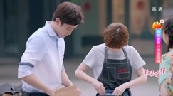 [美味奇缘]有难同当!Mike不顾形象陪毛晓彤摆地摊