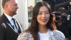 维多利亚的秘密天使刘雯参加巴黎时装周,国内明星白百何等及韩星GD惊艳亮相