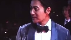 韩国釜山电影节润娥与张东健走红毯,润娥肤色礼服太性感!