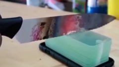 给手机贴100层钢化膜后,到底会有多硬?