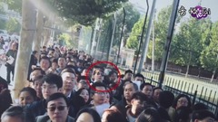 耿直boy!李易峰早晨排队办证