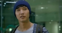 男子穿越遭女明星电梯内强吻