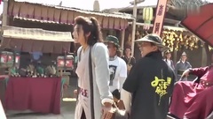 心疼!黄子韬被群演狂踢