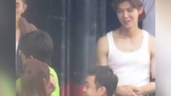 甜到齁!关晓彤化妆鹿晗全程温柔的看着