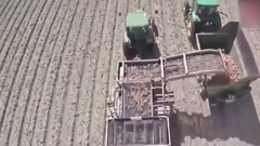 看看歪果仁的农业机械化程度,收割什么都用机器,真是自叹不服啊!