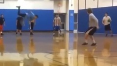 国外的小伙子功夫真好,这个动作我给99分,多给你一分怕你骄傲