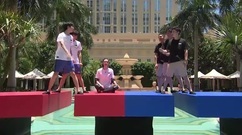 王俊凯"劈叉式"唱歌抢眼 开挂挑战180度高难度姿势[超清版]