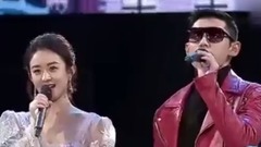 众星跨年晚会陷假唱疑云 被耳返坑了的鹿晗Hebe却亮了