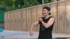 综艺<中餐厅>客人说张亮的鱼没煮熟 张亮一而再的解释:这个鱼肉比较厚