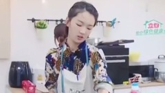 周冬雨学做菜下蒜像扔炸弹 张亮无奈:它又不咬你