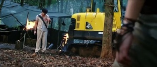 电影<铁血娇娃>看点 余男性感变身"中枪没事儿星人"