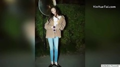 倪妮晒路灯下素颜照 长发披肩慵懒迷人