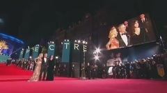 直击007幽灵党英国首映礼 看邦女郎们齐露美背