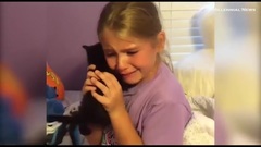 Girl has amazing reaction after mom surprises her with kitten