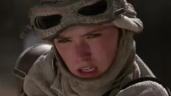 电影<星球大战:原力觉醒>蕾伊沙漠捡废弃机械零件维持生计