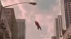 电影<蜘蛛侠1>小虫空中放肆篇 体验三分钟高空刺激