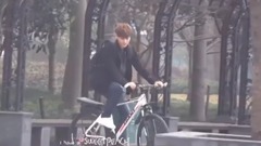 电视剧<谈判官>黄子韬路透 骑着自行车学长范十足