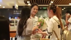 <人间至味是清欢>粉丝送花陈乔恩成自拍狂魔