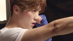 电视剧<甜蜜暴击>伤妆海报拍摄幕后花絮 鹿晗CUT