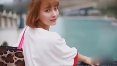 吴昕为杂志拍封面写真,小秀香肩国际范儿