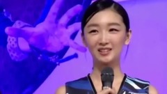 周冬雨咋想的?80斤体重穿了双20斤鞋子,小腿肌肉都出来了