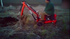 牛人用摩托车改装挖掘机,只花了300块钱,用途真多!