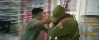 <战狼2>片段:于谦演活奸商 关键时刻还得靠国家