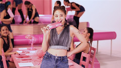 吴映洁 - 吴映洁拍MV马拉松苦战 大方送这东西给舞群