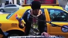 周杰伦 - 周杰伦外国扮街头艺人 引来路人轰动