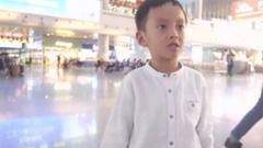 会唱国歌就带你出去玩 结果就这样啦