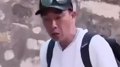 小小春不小心敲到爸爸手指,心惊胆战躲过一劫