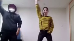 GFriend 与经纪人一起跳舞的信飞