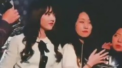 艺琳与Buddy的搞怪握手