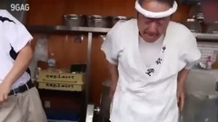 看鬼子国是怎么激情投入做麻薯的?全程像是艺术表演,太卖力了!