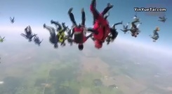 美57名跳伞者空中摆出高难度造型 破世界记录