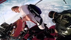 美跳高手万尺高空赤膊一跃 实现无降落伞跳伞