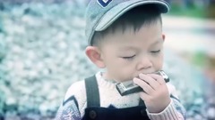 Color 2.5 waking up on a picnic blanket